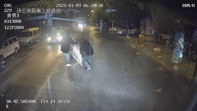 leyucom樂魚官網(wǎng)交通護(hù)欄被撞梗塞交通 兩名公交員工趕快上前復(fù)原(圖1)
